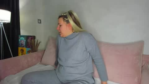 Snapshot of jenny_jimmy chatting on 02/24/26, 01:25 Jenny online show from 02/24/26, 01:25