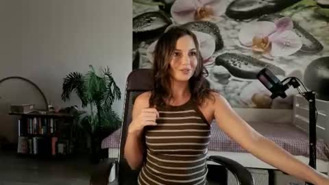 Snapshot of jennycutey chatting on 06/18/26, 04:02 jennycutey online show from 06/18/26, 04:02