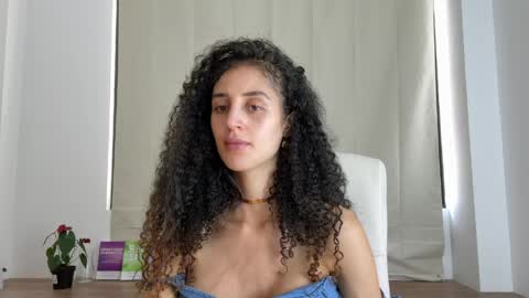 Snapshot of jennytaborda_oficial chatting on 05/26/26, 04:14 Jenny taborda online show from 05/26/26, 04:14
