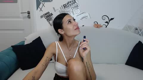 Snapshot of jennyxxx00 chatting on 02/27/25, 06:42 Jenny online show from 02/27/25, 06:42