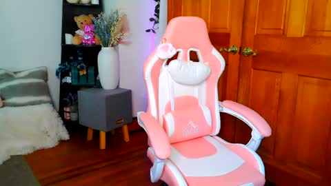 Snapshot of jessabelle_diamond chatting on 06/17/26, 01:12 Jessabelle Diamond online show from 06/17/26, 01:12
