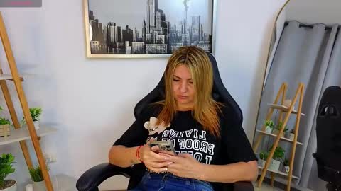 bella  adams online show from 10/18/25, 12:02