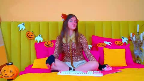 Snapshot of jessicajewells45 chatting on 10/28/25, 07:01 Jessica online show from 10/28/25, 07:01