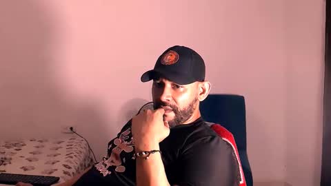 En moreno online show from 11/24/25, 03:17