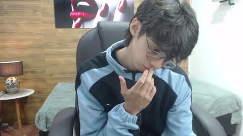 Snapshot of jhoellx chatting on 01/21/25, 12:29 Jhoel online show from 01/21/25, 12:29