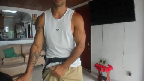 Snapshot of jhonnyxxfitnexx chatting on 11/18/25, 07:07 jh online show from 11/18/25, 07:07