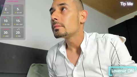 Snapshot of jhonyalzate chatting on 04/28/26, 02:10 Jhony Alzate online show from 04/28/26, 02:10