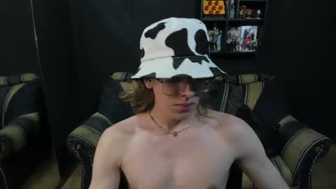 Snapshot of jinnbook chatting on 02/26/25, 05:53 JinnBook online show from 02/26/25, 05:53