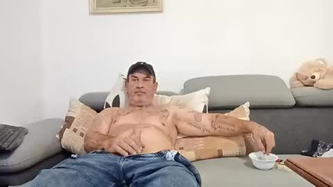 Snapshot of jirkasoukr chatting on 11/12/25, 12:27 jirkasoukr online show from 11/12/25, 12:27