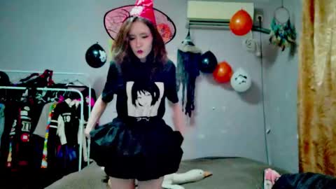 Snapshot of joanna_tompsonlove0 chatting on 10/19/25, 12:00 Joannatompson online show from 10/19/25, 12:00