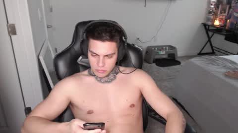 Snapshot of johnafterdark chatting on 05/19/26, 06:47 JAXX online show from 05/19/26, 06:47