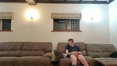 johnathan_stuart33 online show from 04/12/26, 10:04