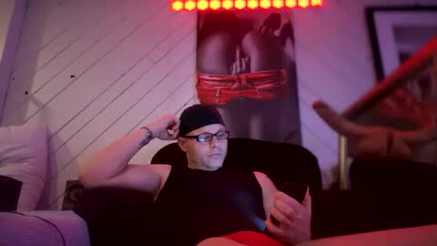 Snapshot of johnbellows chatting on 01/13/26, 06:29 bisexual King online show from 01/13/26, 06:29