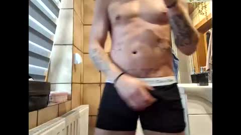 Snapshot of johnlong25cm chatting on 01/08/25, 11:54 johnlong25cm online show from 01/08/25, 11:54