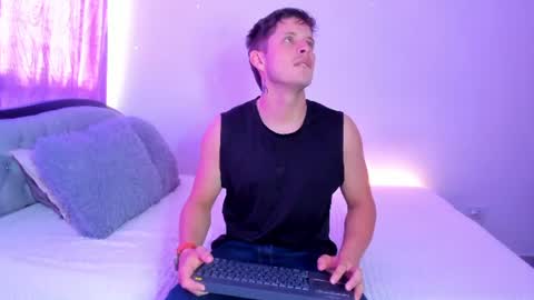 Snapshot of johnycooper08 chatting on 06/22/26, 01:52 johnycooper08 online show from 06/22/26, 01:52