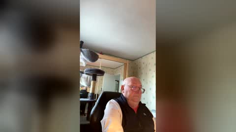 Snapshot of jojo60000529566 chatting on 12/17/25, 03:18 jojo60000529566 online show from 12/17/25, 03:18