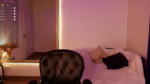 Snapshot of jolly_bean chatting on 10/17/25, 02:59 Polly online show from 10/17/25, 02:59