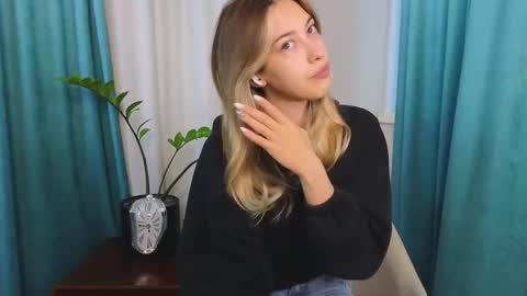 Snapshot of jolyndeb chatting on 09/13/25, 11:10 Viola online show from 09/13/25, 11:10