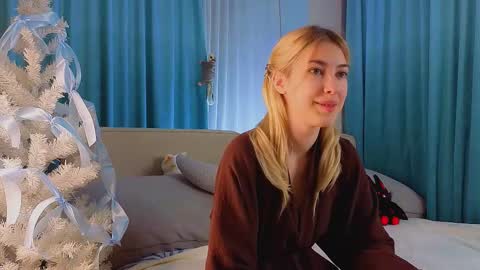 Snapshot of jolyndeb chatting on 12/20/25, 11:17 Viola online show from 12/20/25, 11:17