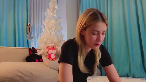 Snapshot of jolyndeb chatting on 12/22/25, 11:51 Viola online show from 12/22/25, 11:51