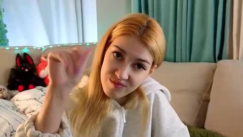 Snapshot of jolyndeb chatting on 02/16/26, 01:18 Viola online show from 02/16/26, 01:18