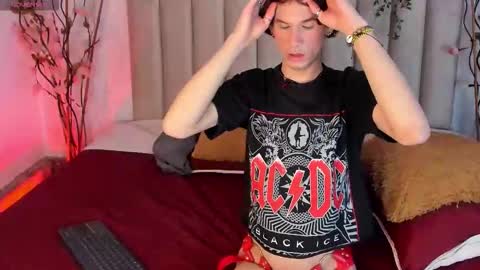 Snapshot of jonny_gilbert chatting on 11/25/25, 01:22 jonny_gilbert online show from 11/25/25, 01:22