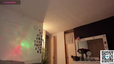 josephine   independent model    online show from 02/07/25, 02:08