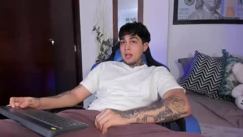 juan_alvarez18 online show from 11/19/25, 12:10