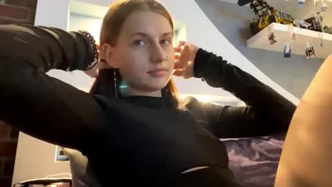 Lola online show from 11/12/25, 04:18