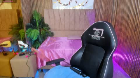 Snapshot of juanita_tay chatting on 04/07/26, 11:43 JUANITA online show from 04/07/26, 11:43