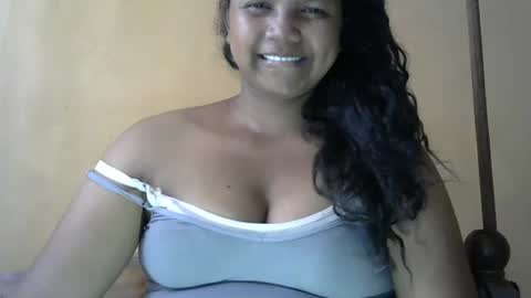 Snapshot of juicy_pretty chatting on 10/27/25, 11:03 stellah online show from 10/27/25, 11:03