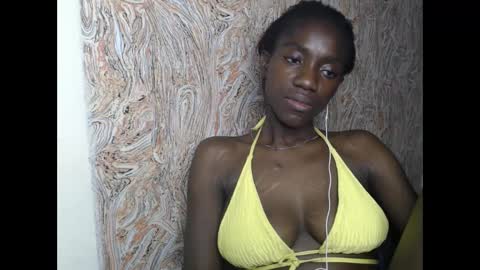 Snapshot of juicyberryx chatting on 02/04/25, 07:40 queen online show from 02/04/25, 07:40