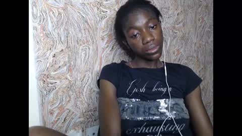 Snapshot of juicyberryx chatting on 02/06/25, 02:37 queen online show from 02/06/25, 02:37
