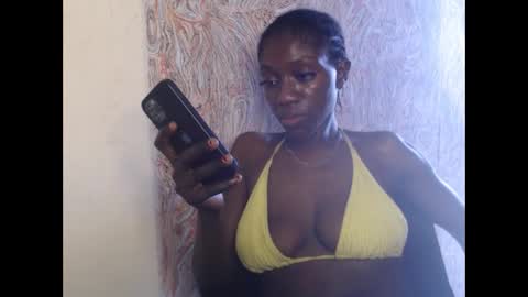 Snapshot of juicyberryx chatting on 02/22/25, 02:19 queen online show from 02/22/25, 02:19