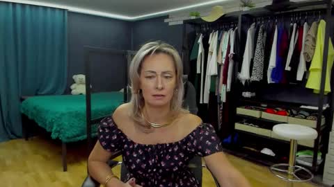 julia__cherry_ online show from 11/21/25, 11:42