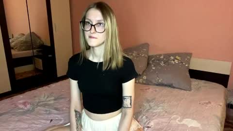 Snapshot of julia_charm chatting on 05/18/26, 04:13 julia_charm online show from 05/18/26, 04:13