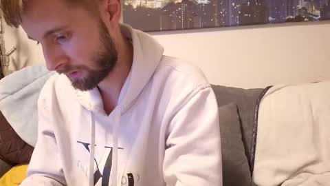 Snapshot of julia_official chatting on 10/31/25, 10:22 julia_official online show from 10/31/25, 10:22