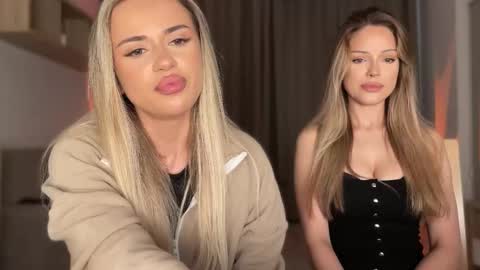 Snapshot of julia_rle chatting on 11/03/25, 08:43 Julia R Le online show from 11/03/25, 08:43