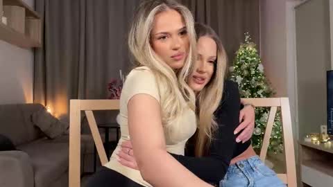 Snapshot of julia_rle chatting on 12/04/25, 08:28 Julia R Le online show from 12/04/25, 08:28