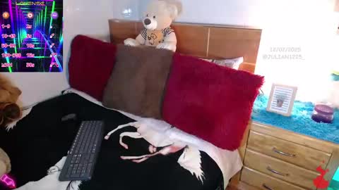 Snapshot of julian1225_ chatting on 02/13/25, 01:50 Julian online show from 02/13/25, 01:50
