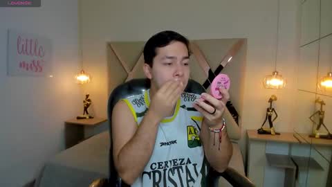 julian_smith21 online show from 03/18/26, 12:52