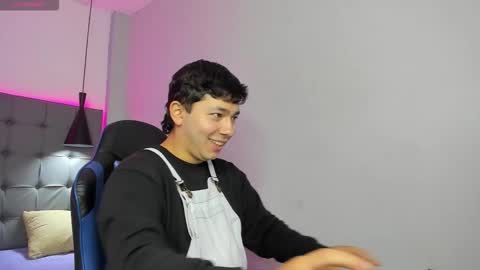 julian_smith21 online show from 03/19/26, 12:53