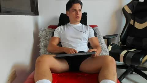 julian_wallace online show from 04/24/26, 06:43