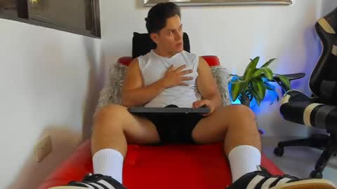 julian_wallace online show from 04/30/26, 04:24