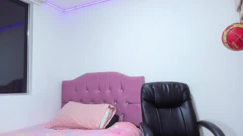 juliana Aristizabal  online show from 10/19/25, 12:11