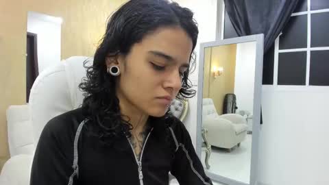 julianne_7 online show from 12/22/25, 12:35