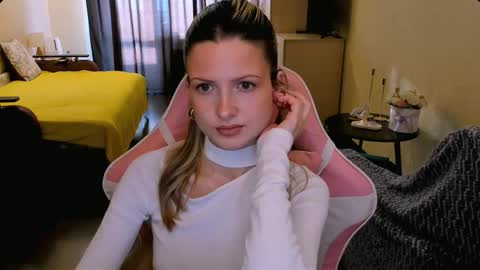 Snapshot of julie_flores chatting on 03/06/26, 04:31 Julie online show from 03/06/26, 04:31