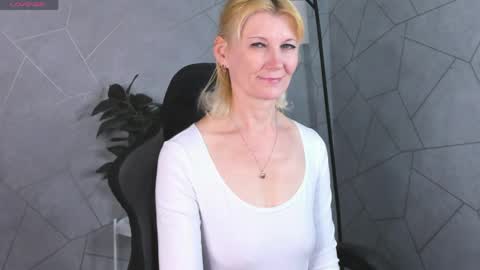 Julie Lucasss online show from 04/29/26, 12:27