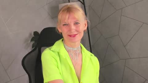Julie Lucasss online show from 05/06/26, 12:30