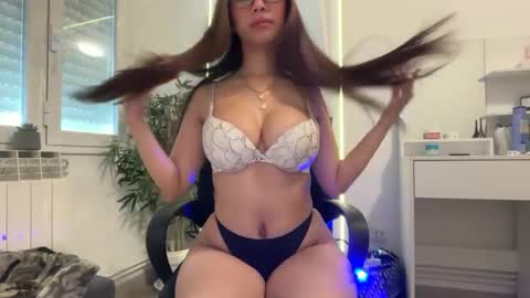 Julie online show from 05/12/26, 07:05